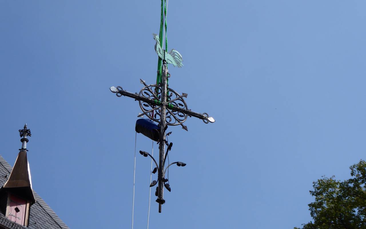 Kreuz an Seil