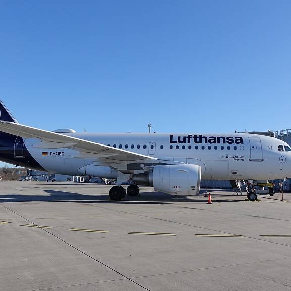 Ein Flieger der Lufthansa am Flughafen Münster/Osnabrück.