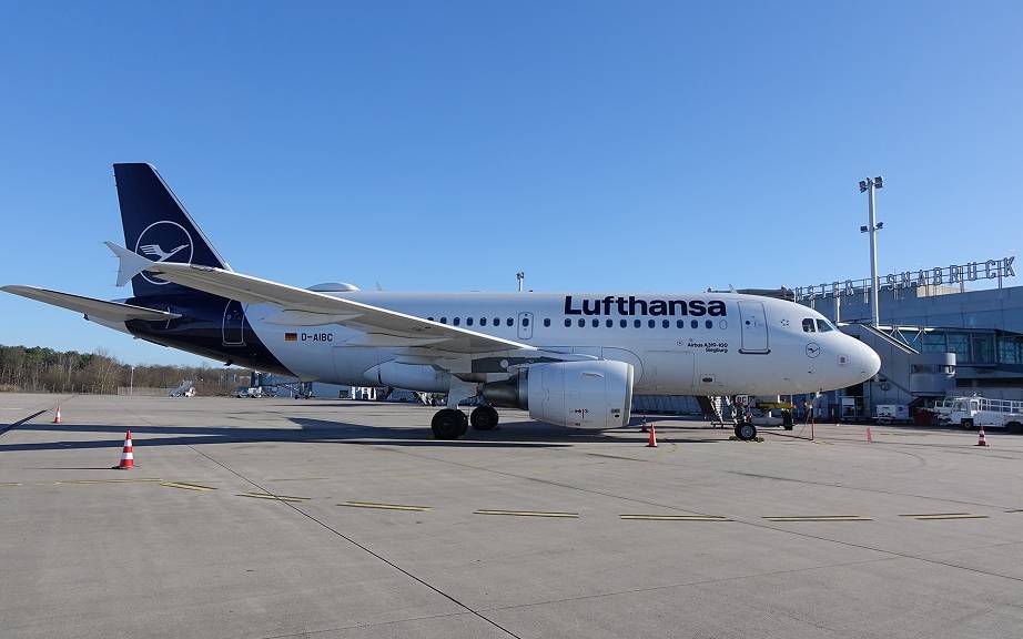 Ein Flieger der Lufthansa am Flughafen Münster/Osnabrück.