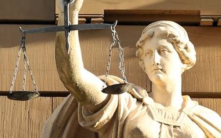 Statue der römischen Göttin Justitia