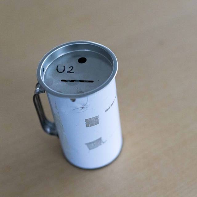 ILLUSTRATION - Eine Dose zum Sammeln von Spenden steht auf einem Tisch. In Vorweihnachtszeit wird besonders viel gespendet