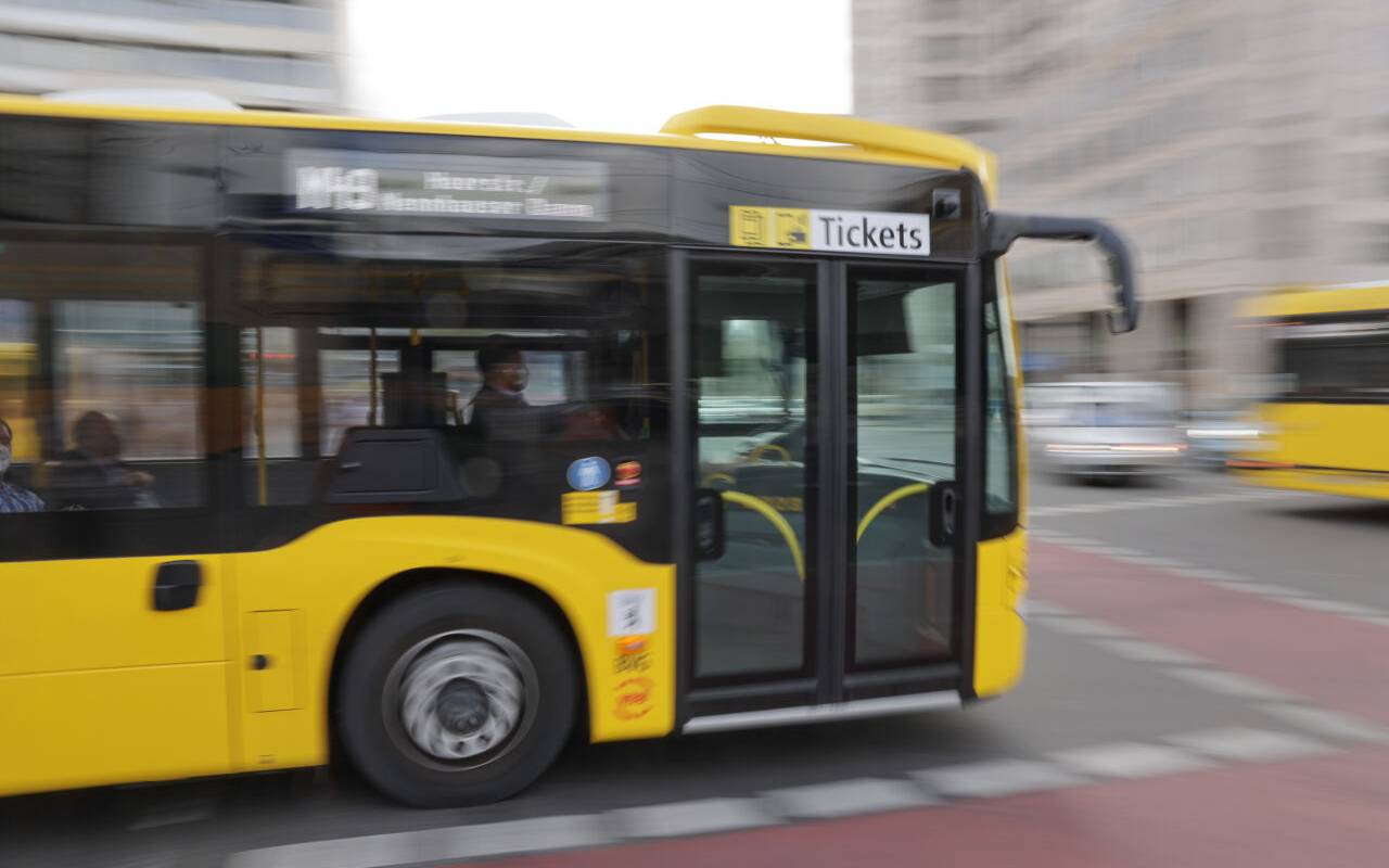 Ein BVG-Bus fährt am Zoologischen Garten in Berlin vorbei