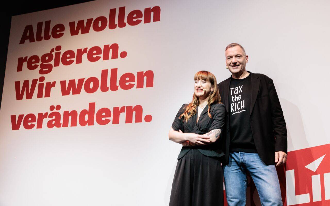 Die Spitzenkandidaten der Partei Die Linke Heidi Reichinnek (l) und Jan van Aken (r) stellen das Großplakat mit dem Text "Alle wollen regieren. Wir wollen verändern" aus der Plakatkampagne zur Bundestagswahl der Partei Die Linke vor.