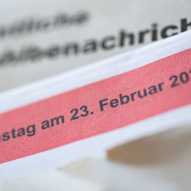 ine geöffnete amtliche Wahlbenachrichtigung zur Wahl zum deutschen Bundestag am 23. Februar 2025 liegt auf einem Tisch.