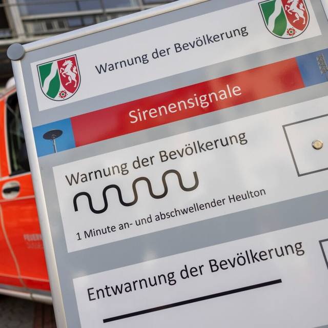 Auf einem Display vor der Leitstelle der Feuerwehr Düsseldorf sind die verschiedenen Sirenensignale zur Warnung der Bevölkerung abgebildet. Beim landesweiten Probealarm haben am Donnerstag in Nordrhein-Westfalen erneut Handys geschrillt und Sirenen geheult.