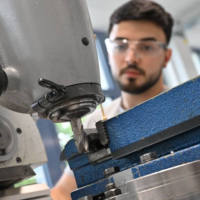 Auszubildende arbeiten während eines Pressetermin der Deutschen Bahn an einer Maschine