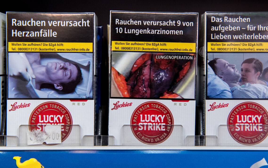 Zigarettenpackungen sind zu auf einem Bild zu erkennen.