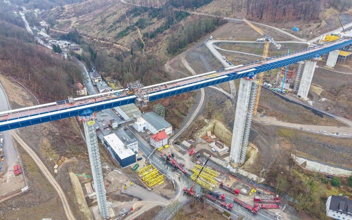 Der Bau der Talbrücke Rahmede ist auf dem Bild zu erkennen.