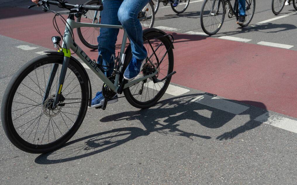 Radler fahren über die Leopoldstraße. Mehrere tausend Menschen nahmen unter dem Motto «Einfach aufsteigen, sicher ankommen – Radinfrastruktur in Autobahn-Qualität!» an der ADFC-Radsternfahrt teil, die durch weite Teile Münchens führte.