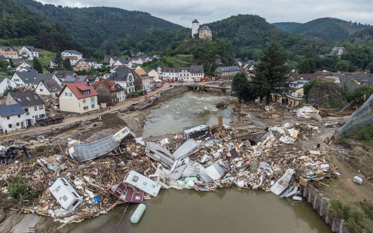 Meterhoch türmen sich nach der Ahrflut im Juli 2021 Wohnwagen, Gastanks und Schrott an einer Brücke in Altenahr-Kreuzberg