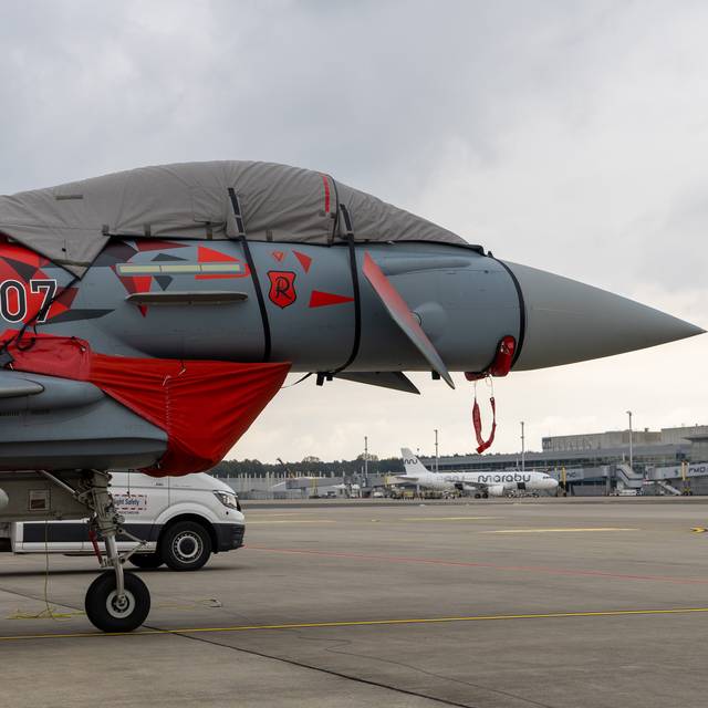 Ein Eurofighter der Bundeswehr auf dem Rollfeld eines Flughafens.