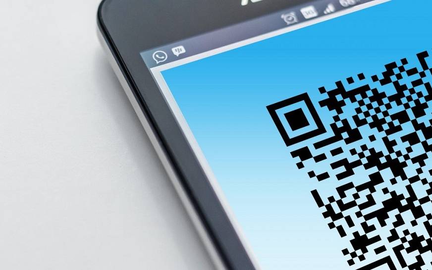 Ein QR-Code auf einem Smartphone, das nur teilweise ins Bild hineinragt