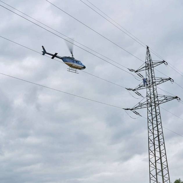 Hubschrauber kontrolliert Stromleitungen