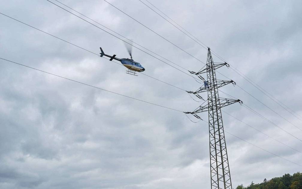 Hubschrauber kontrolliert Stromleitungen