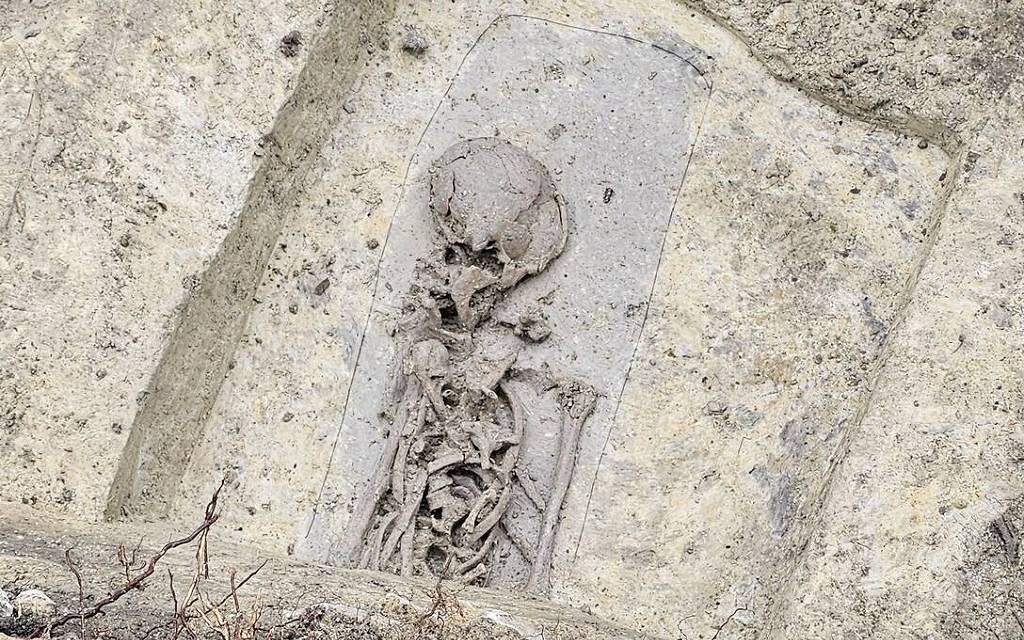 Liegendes Skelett in Ausgrabungsstelle aus der Luft aufgenommen