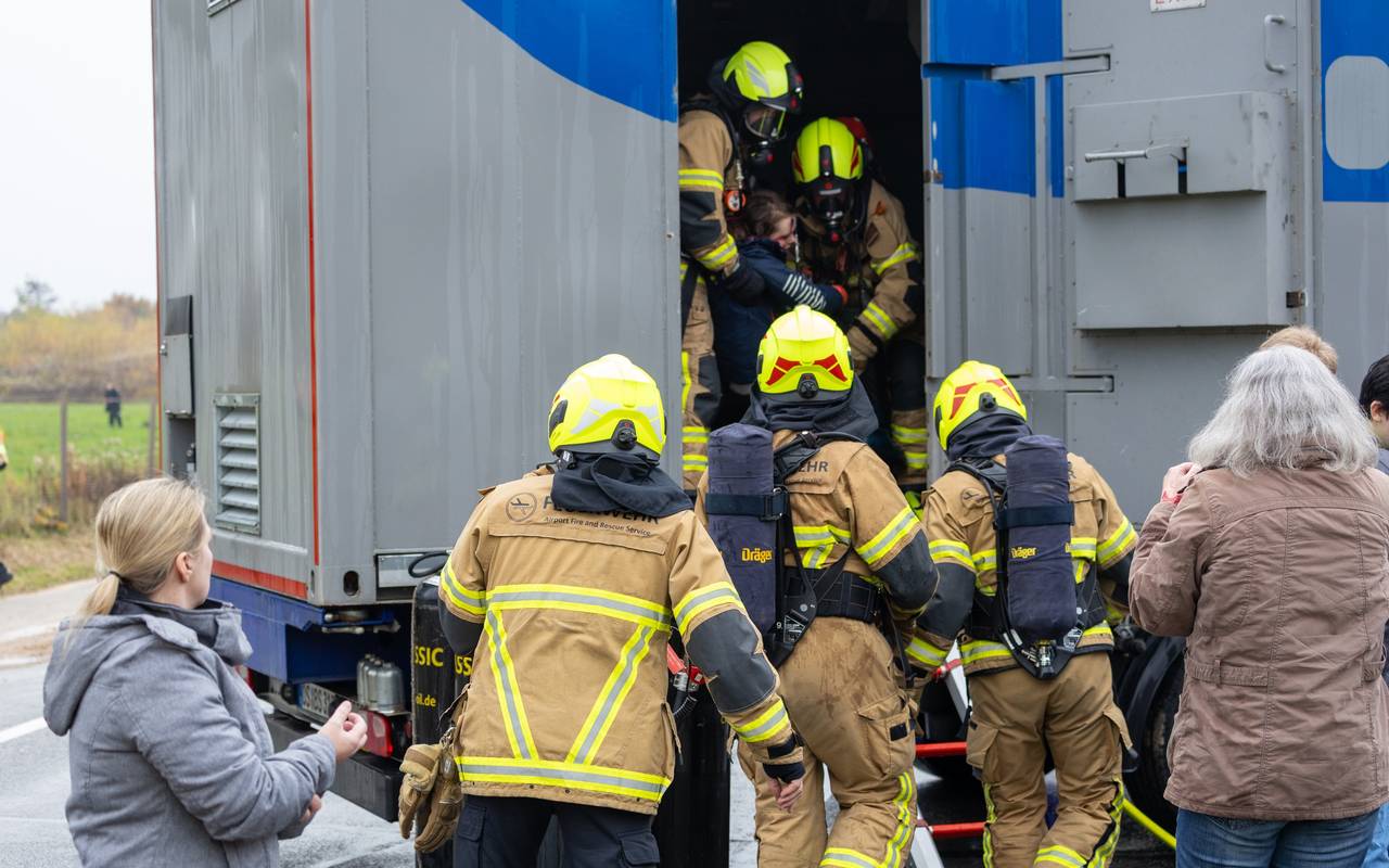 Feuerwehrleute tragen Verletzte bei einer Notfallübung.