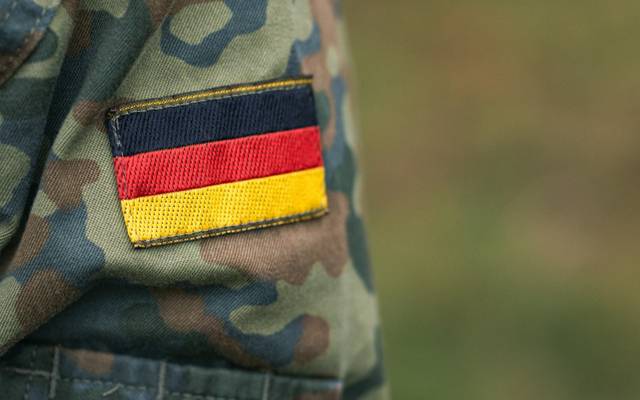 Eine Deutschlandflagge auf einer Bundeswehruniform.