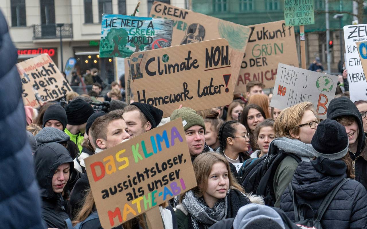 Junge Menschen demonstrieren bei einer Demonstration für mehr Klimaschutz