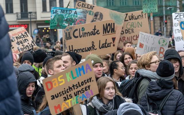Junge Menschen demonstrieren bei einer Demonstration für mehr Klimaschutz