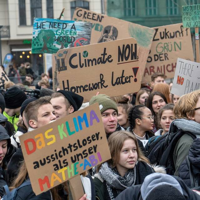 Junge Menschen demonstrieren bei einer Demonstration für mehr Klimaschutz