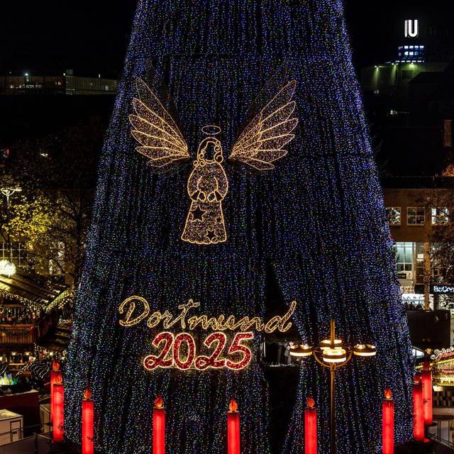 Riesiger Weihnachtsbaum auf dem Dortmunder Weihnachtsmarkt