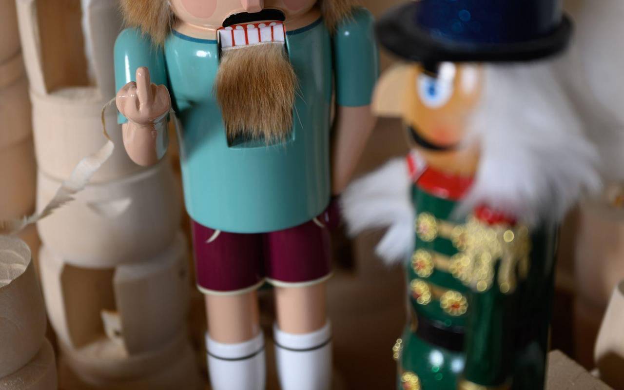 Erzgebirgischer Nussknacker zeigt Billig-Kopie den Finger