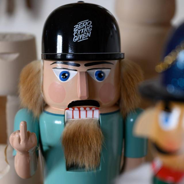 Erzgebirgischer Nussknacker zeigt Billig-Kopie den Finger