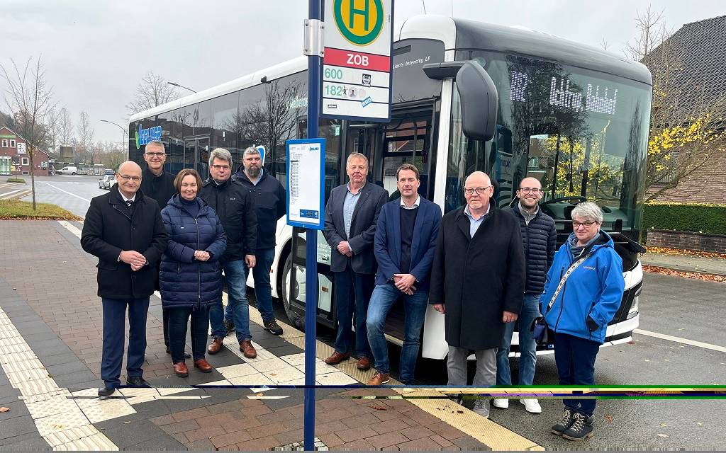 Offizielle am ZOB vor einem Fahrzeug der neuen Regiobuslinie R82