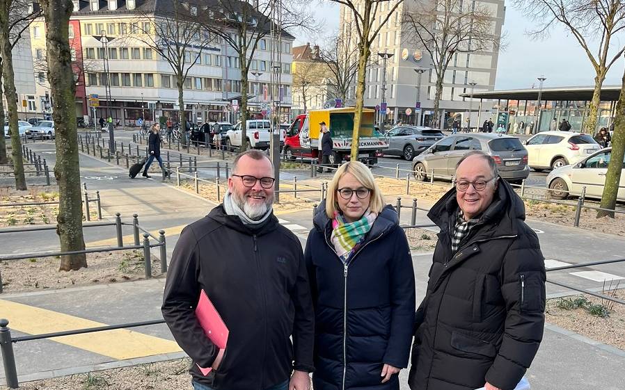 Drei Offizielle bei der Neueröffnung des modernisierten Bahnhofsvorplatzes. Im Hintergrund ein neu angelegter Radboulevard mit neuer Anpflanzung und der Bahnhof.