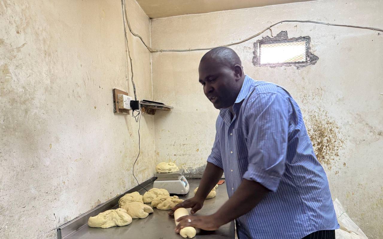 Slum Kibera - Bäcker Greyson Nyenze in seiner Backstube