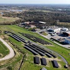 Luftbild einer Freiflächen-Photovoltaikanlage
