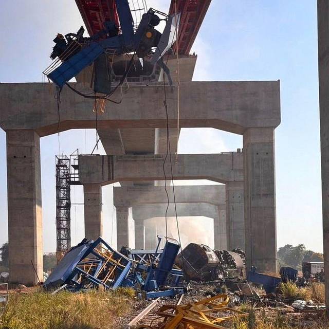 Zug kracht in Baukran