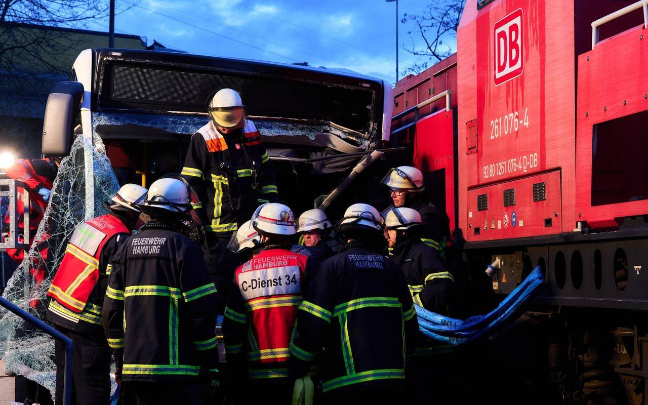 Zug kollidiert mit Bus in Hamburg