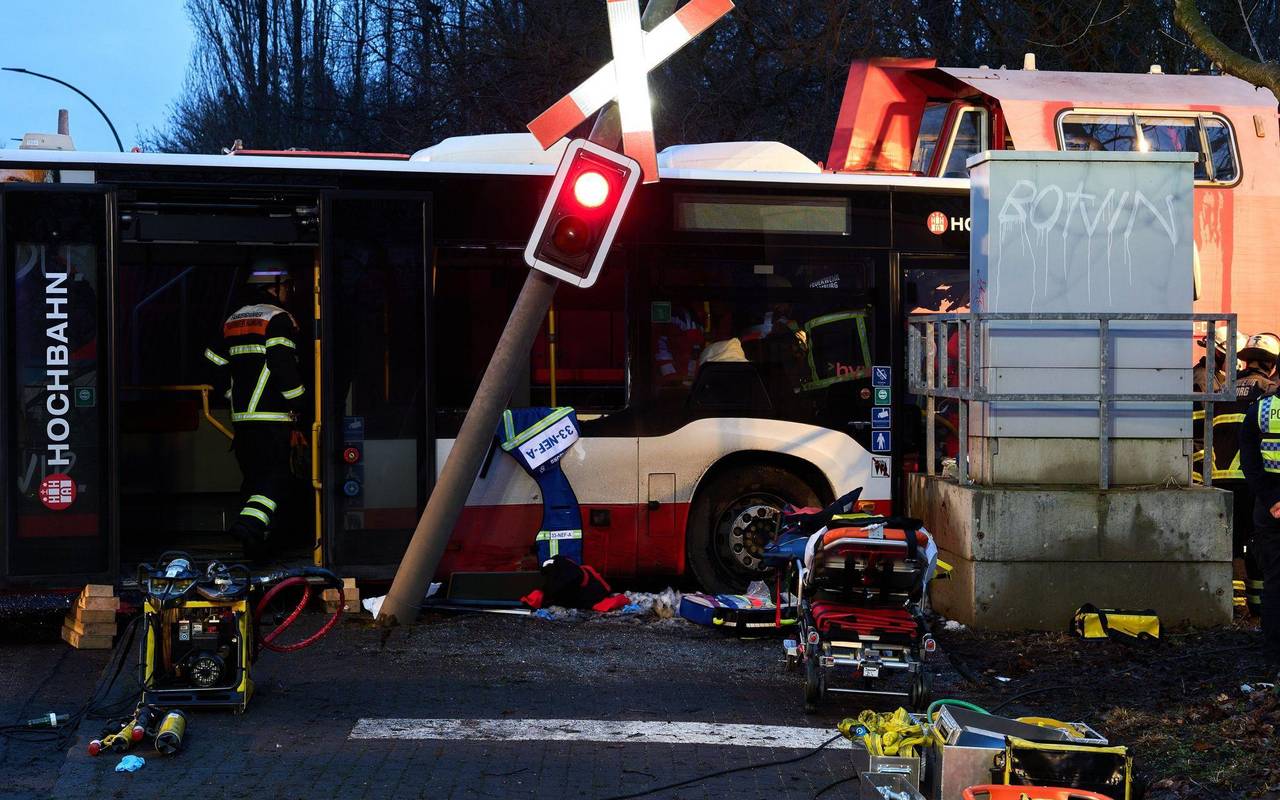 Zug kollidiert mit Bus in Hamburg