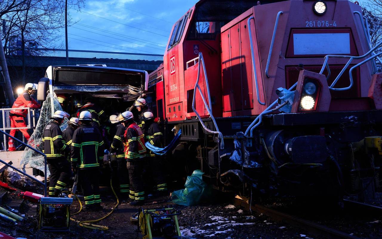 Zug kollidiert mit Bus in Hamburg