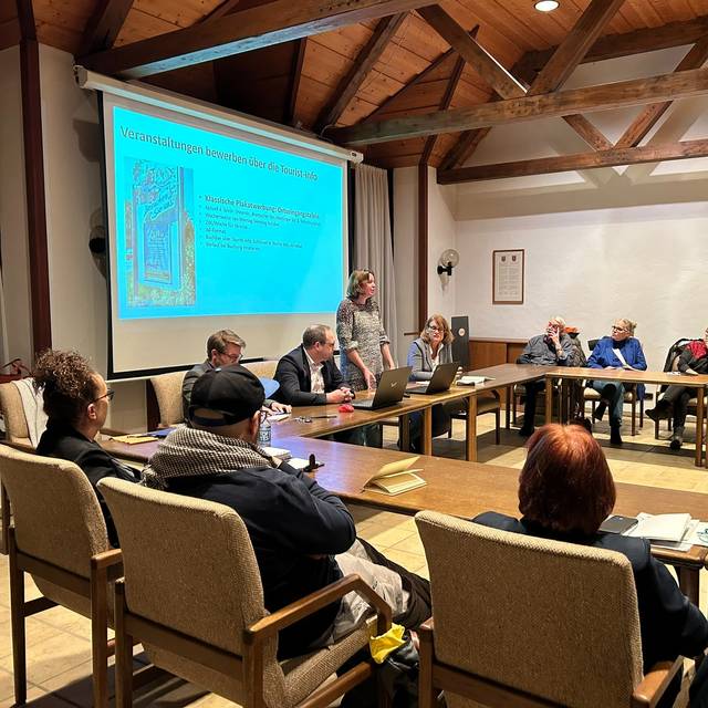 Vertretende der Vereine aus Westerkappeln sitzen an Tischen und sprechen im Rathaus über anstehende Veranstaltungen.