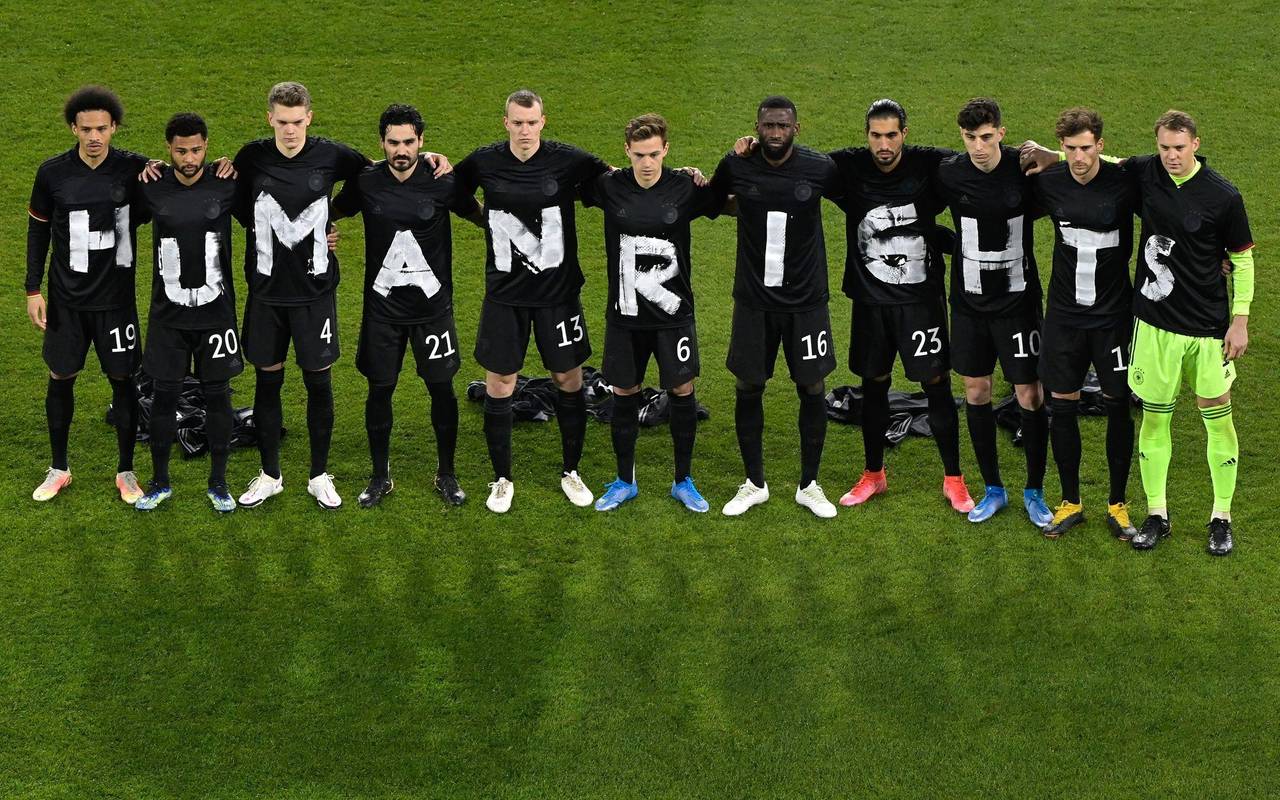 Nationalspieler mit «Human-Rights»-Shirts