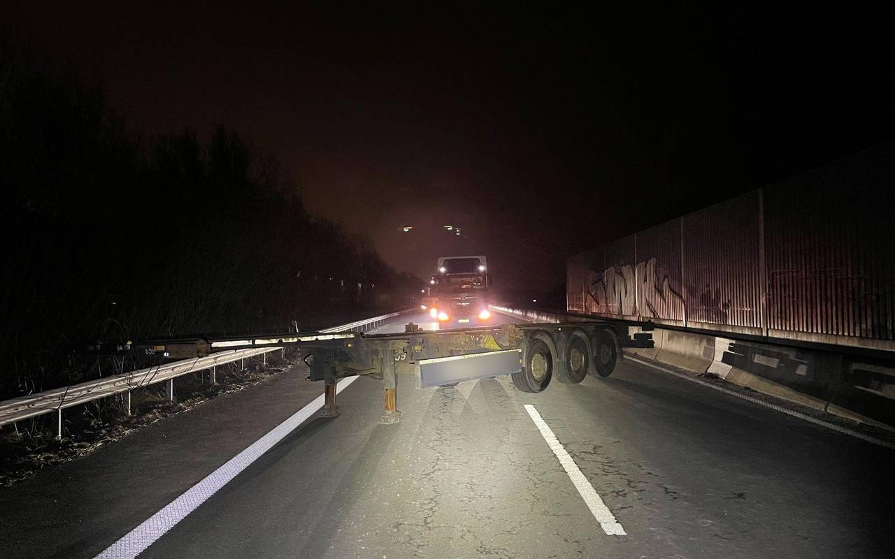 Sattelauflieger steht quer auf der A281