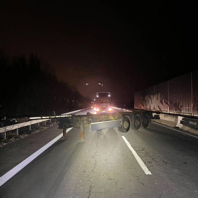 Sattelauflieger steht quer auf der A281