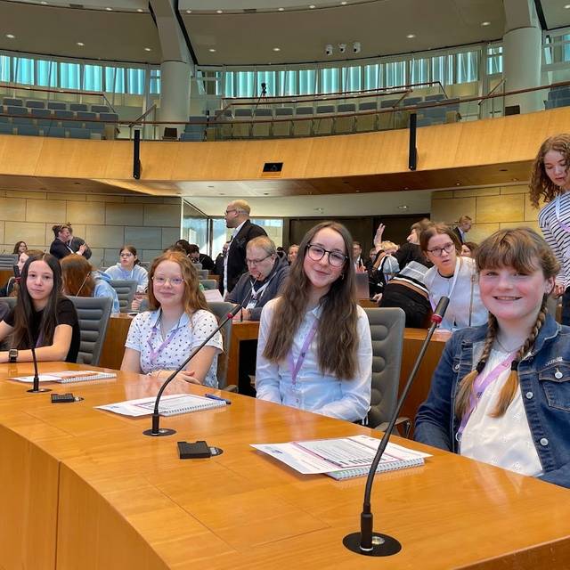 Schülerinnen und Schüler sitzen im Plenarsaal des Landtags