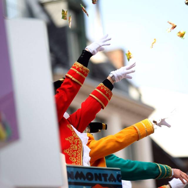 Von einem Karnevalswagen werden Kamelle geworfen