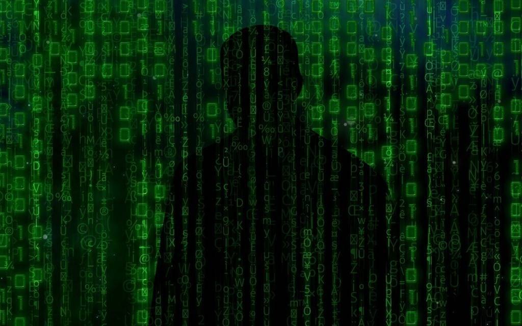 Ein schwarz-grüner Binärcode aus Nullen und Einsen, in dem eine schwarze Gestalt schemenhaft zu sehen ist.