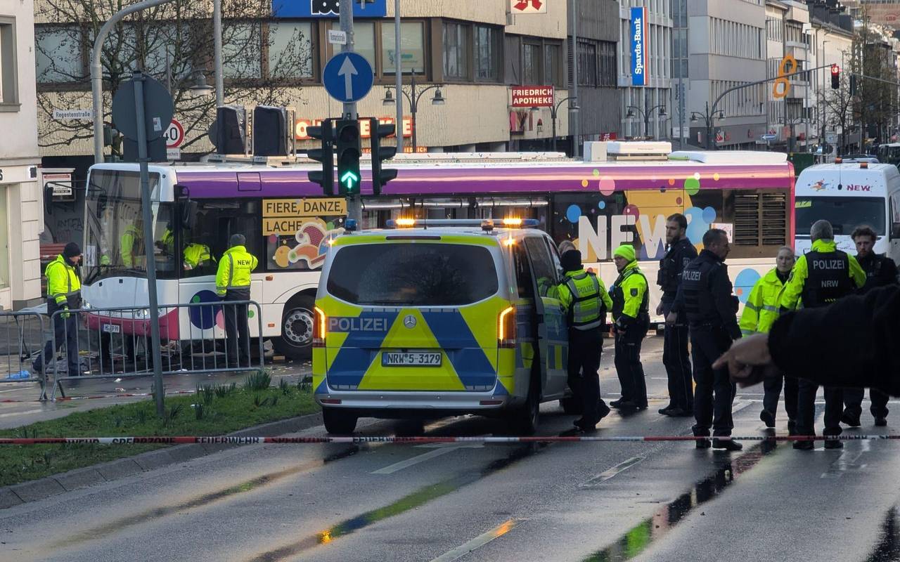 Frau gerät unter Bus bei Karnevalszug