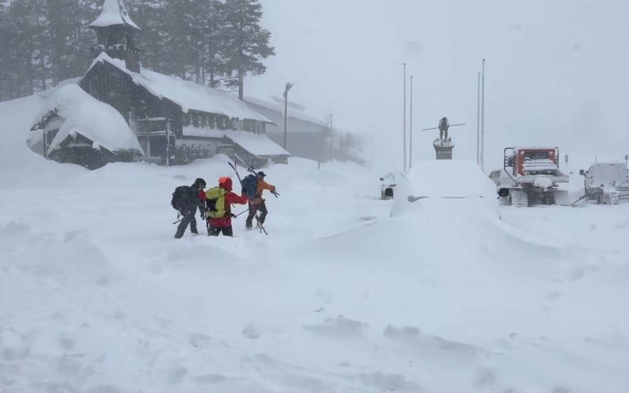 Mitglieder des Rettungsteams machen sich auf den Weg.