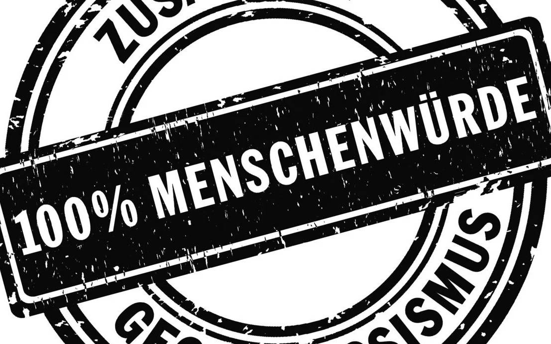 Logo der Internationalen Wochen gegen Rassismus in Osnabrück in der Optik eines Stempels. In der Mitte: "100% Menschenwürde". Am Rand fragmentarisch Buchstaben, aus denen sich über Redundanz der Slogan "Gemeinsam gegen Rassismus" erschließt.