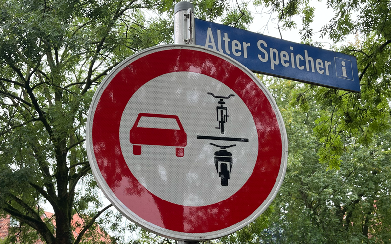 Verkehrsschild zeigt Überholverbot für Radfahrende
