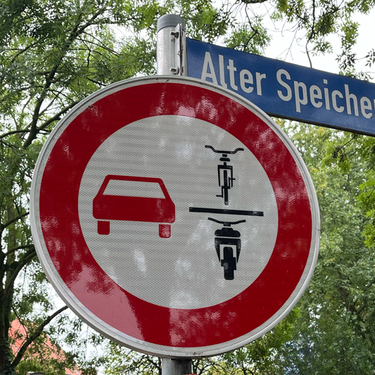 Verkehrsschild zeigt Überholverbot für Radfahrende
