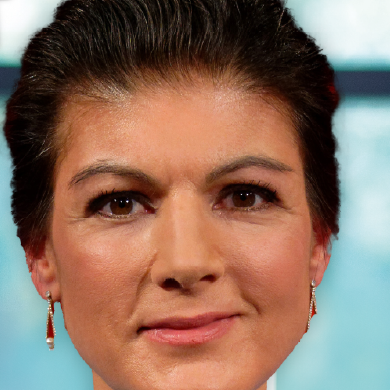 Sahra Wagenknecht (BSW-Vorsitzende) schaut lächelnd in die Kamera