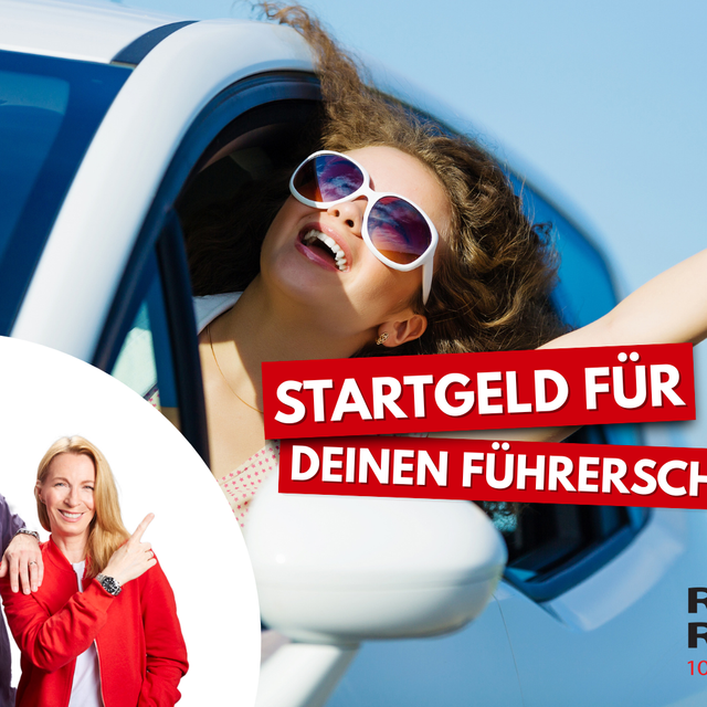 Sören und Kathleen aus der RADIO RST-Morningshow zeigen auf ein Logo der Aktion "Startgeld für deinen Führerschein"