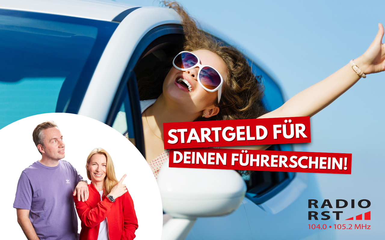 Sören und Kathleen aus der RADIO RST-Morningshow zeigen auf ein Logo der Aktion "Startgeld für deinen Führerschein"